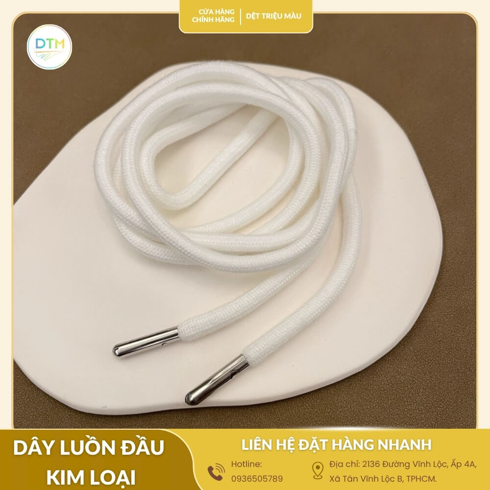 Cận cảnh dây luồn đầu kim loại màu trắng, chất liệu bền đẹp, đầu kim loại sáng bóng, phù hợp cho giày sneaker, giày thể thao và nhiều loại giày khác.