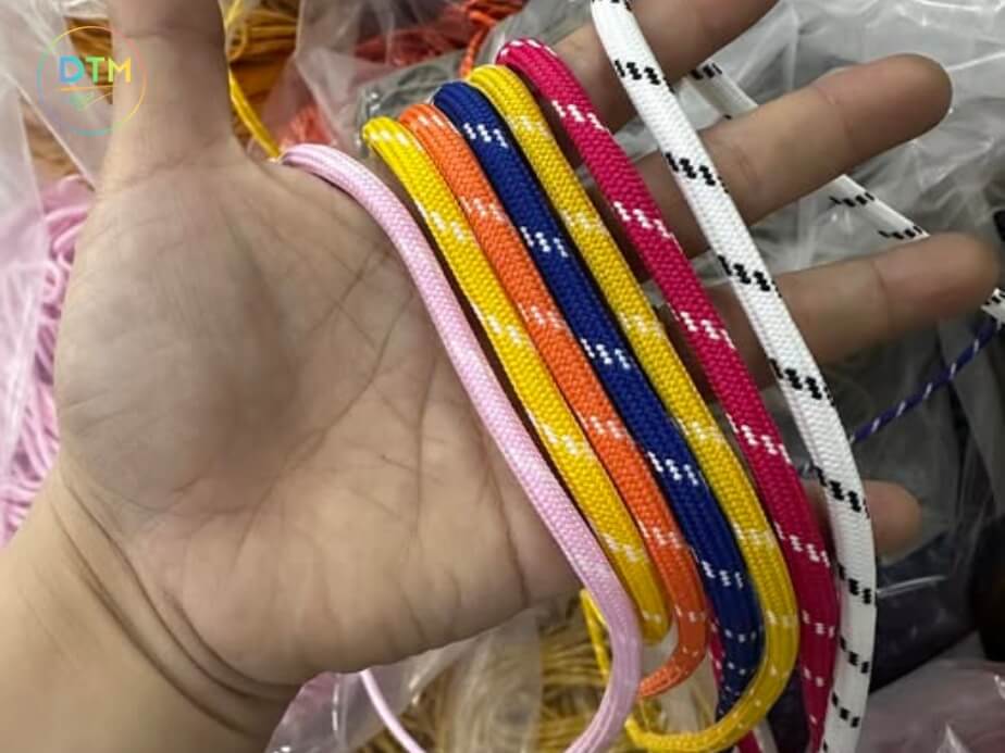 Các mẫu dây rút áo khoác phối màu có đầu kim loại chắc chắn, cầm tay trực quan để so sánh mẫu.