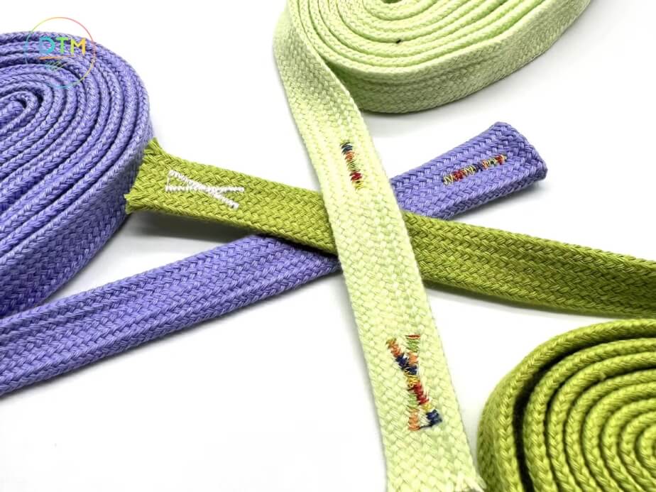 Dây rút dạng dẹt, chất liệu thun co giãn cao cấp, có thêu logo thương hiệu, phù hợp áo khoác cao cấp.