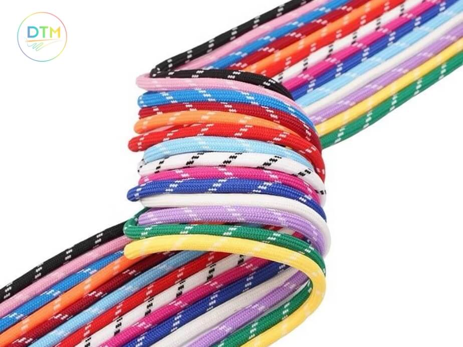 Dây rút tròn đa sắc có đầu bọc kim loại cao cấp, sợi chắc, phù hợp nhiều phong cách áo khoác.