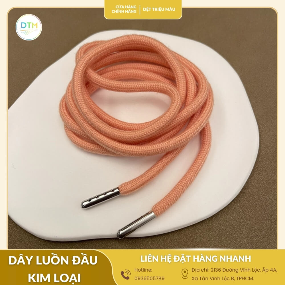 Dây luồn đầu kim loại màu cam thời trang, chất liệu dày dặn, đầu kim loại sáng, phù hợp cho những ai yêu thích phong cách trẻ trung, năng động.