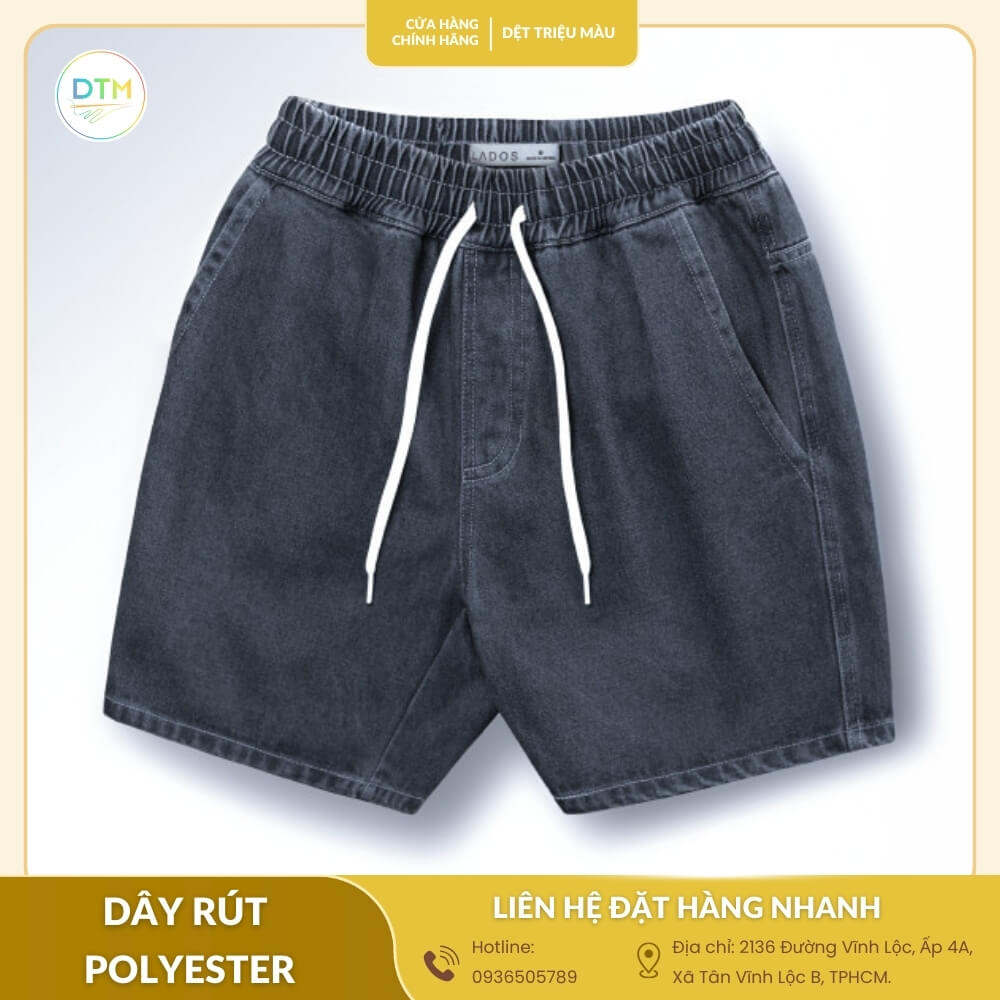 Quần short sử dụng dây rút polyester trắng, tạo điểm nhấn trẻ trung và tiện lợi.
