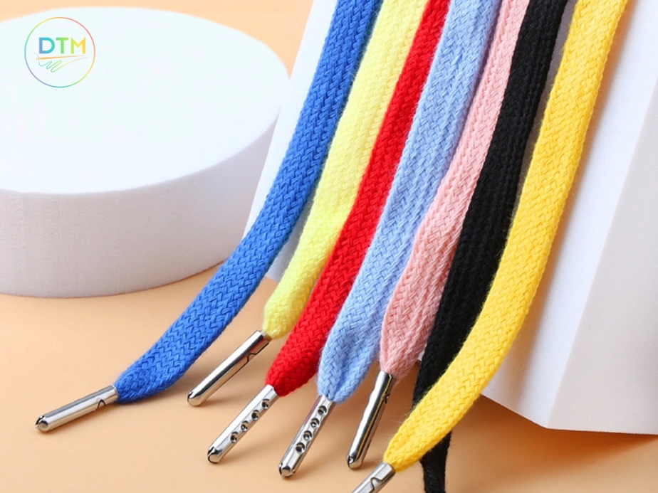 Dây luồn đầu sắt màu pastel với chất liệu cotton mềm mịn, đầu sắt tròn dày bọc chắc chắn – phù hợp cho hoodie thời trang và áo khoác cao cấp.